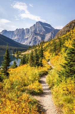 Montana 'daki Grinnell Buzulu' na yapılan yürüyüş sırasında Josephine Gölü çerçevesi üzerindeydi..
