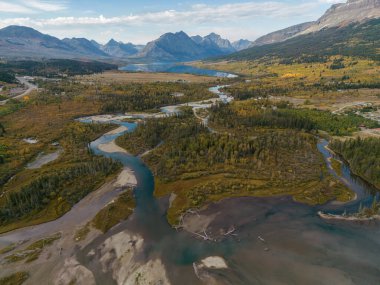 Düşük St. Mary Gölü 'nden sonbaharda Buzul Ulusal Parkı' na bakan hava manzarası.