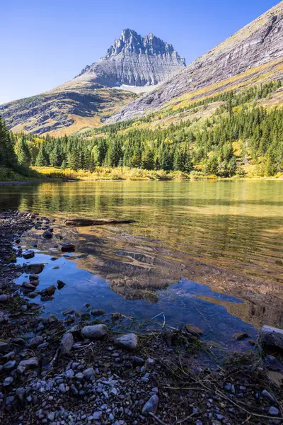 蒙大拿冰川国家公园红岩湖美丽的秋日下午 — 图库照片