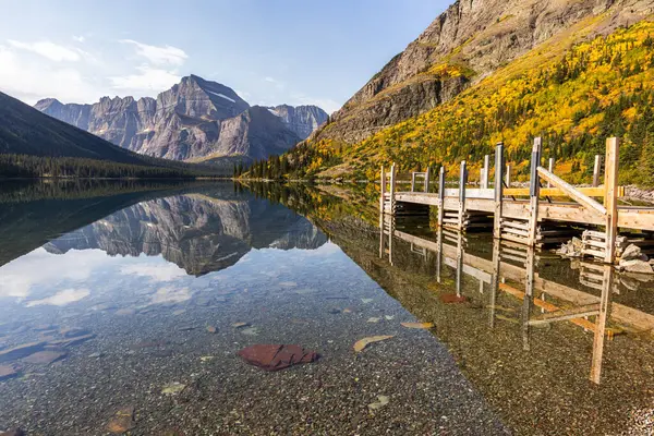 Jezero Josephine Odrážející Krásné Strmé Hory Národního Parku Glacier Montana — Stock fotografie