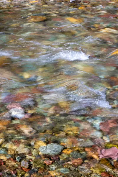Φυσικά Πολύχρωμα Βράχια Του Ποταμού Κάτω Από Νερό Στο Παγετώνα — Φωτογραφία Αρχείου