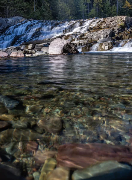 Čistá Krásná Řeka Čerstvou Ledovcovou Vodou Národním Parku Glacier Montana — Stock fotografie