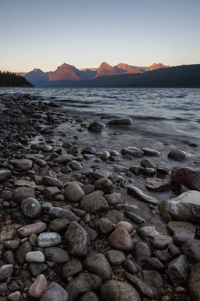 蒙大拿州冰川国家公园麦当劳湖美丽的下午山景 — 图库照片