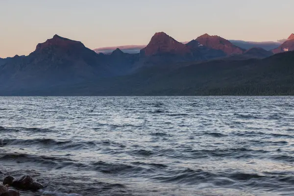 Όμορφη Απογευματινή Θέα Στο Βουνό Από Λίμνη Mcdonald Στο Παγετώνα — Φωτογραφία Αρχείου