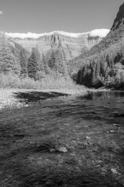 Infra Red 'deki Buzul Ulusal Parkı' nın monokromatik görüntüsü tamamen dönüştürülmüş bir kamerayla Montana 'daki bu inanılmaz parka benzersiz bir bakış açısı gösteriyor..