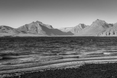 Infra Red 'deki Buzul Ulusal Parkı' nın monokromatik görüntüsü tamamen dönüştürülmüş bir kamerayla Montana 'daki bu inanılmaz parka benzersiz bir bakış açısı gösteriyor..