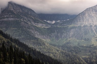 Buzul Montana 'da sis ve alçak bulutlarla dağların güzel ve dramatik manzarası