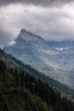 Buzul Montana 'da sis ve alçak bulutlarla dağların güzel ve dramatik manzarası