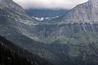 Buzul Montana 'da sis ve alçak bulutlarla dağların güzel ve dramatik manzarası