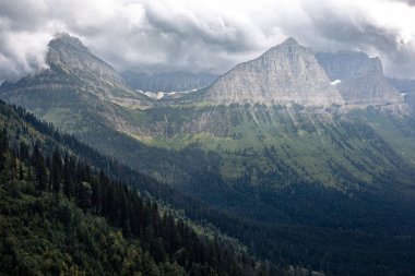 Buzul Montana 'da sis ve alçak bulutlarla dağların güzel ve dramatik manzarası