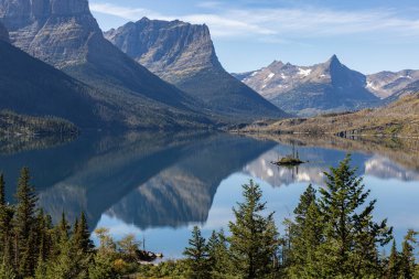 Kaz Adası ve St Mary Gölü manzaralı Buzul Ulusal Parkı 'nda güzel bir öğleden sonra.