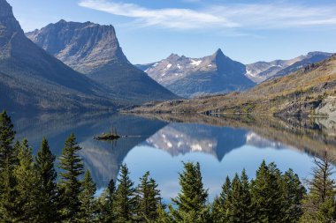Kaz Adası ve St Mary Gölü manzaralı Buzul Ulusal Parkı 'nda güzel bir öğleden sonra.