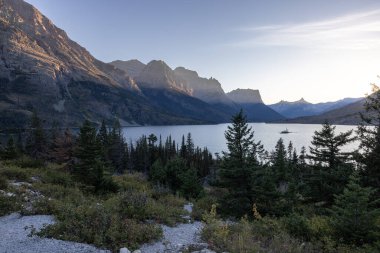 Kaz Adası ve St Mary Gölü manzaralı Buzul Ulusal Parkı 'nda güzel bir öğleden sonra.