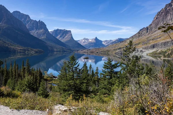 Kaz Adası ve St Mary Gölü manzaralı Buzul Ulusal Parkı 'nda güzel bir öğleden sonra.