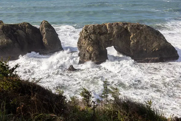 Ocean Waves Crash Rocks Creating Powerful Dynamic Scene Rocks Jagged — Stock Photo, Image