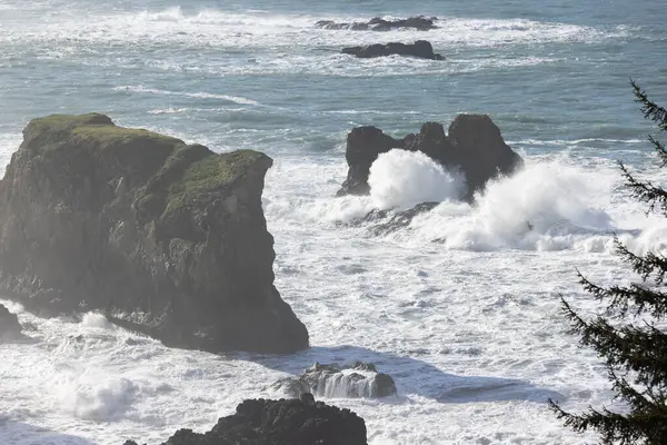 Ocean Jest Szorstki Fale Uderzają Skały Skały Rozrzucone Całej Scenie — Zdjęcie stockowe