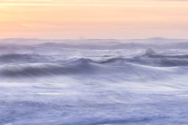 Lautan Yang Kasar Dan Berombak Menerjang Pantai Langit Adalah Campuran — Stok Foto