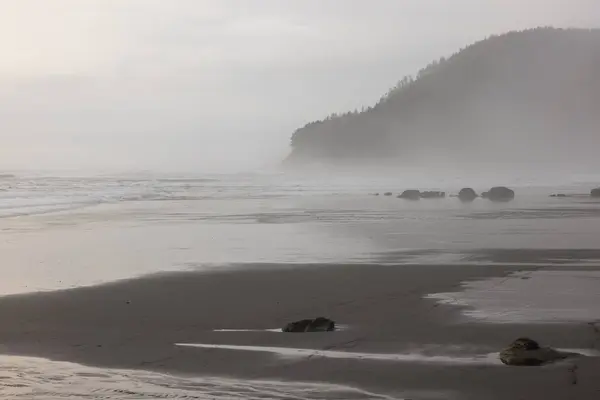 Una Spiaggia Nebbiosa Con Una Costa Rocciosa Cielo Coperto Acqua — Foto Stock