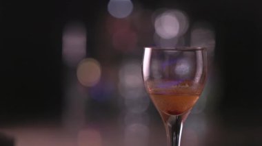 Sığ bir alan derinliği olan alevli bir kokteyl ve odak dışında güzel bir arka plan.