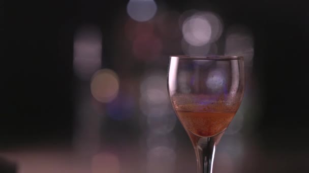 Flammande Cocktail Med Ett Grunt Skärpedjup Och Vacker Utom Fokus — Stockvideo