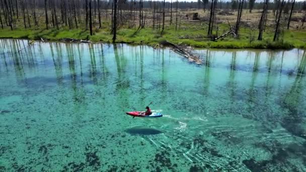 Mężczyzna Pływa Kajakiem Jeziorze Pięknym Niebieskim Kolorze Woda Jest Spokojna — Wideo stockowe