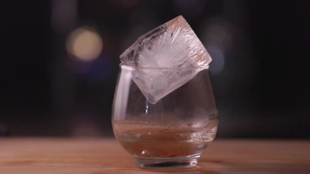 Flammender Cocktail Mit Geringer Schärfentiefe Und Einem Schönen Unscharfen Hintergrund — Stockvideo