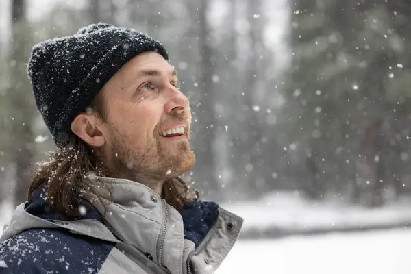 Чоловік Чорному Капелюсі Сірому Піджаку Посміхається Коли Дивиться Сніг Падає — стокове фото