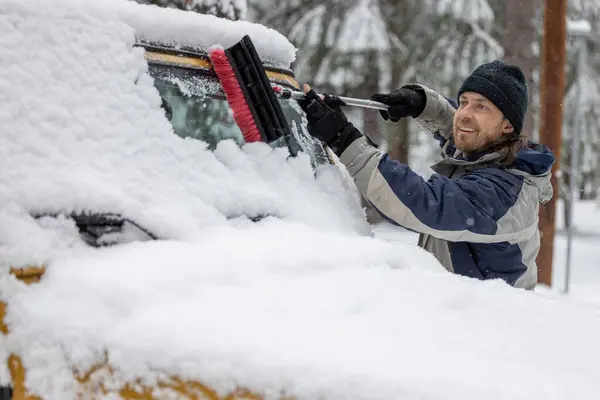 Man Cleaning Windshield Car Snow Brush Man Smiling Enjoying Task — Stock Photo, Image