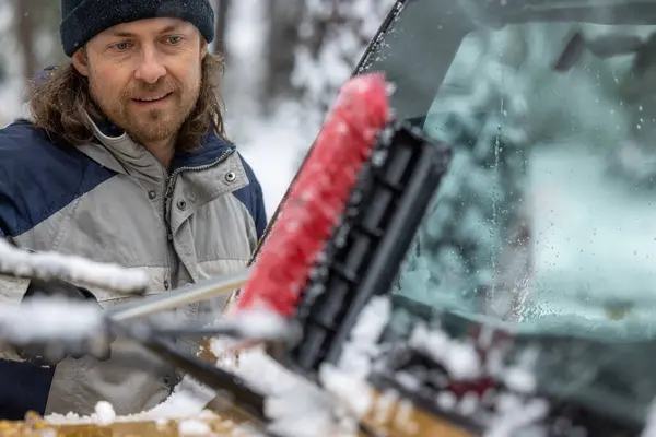 Een Man Maakt Zijn Auto Schoon Met Een Sneeuwborstel Man — Stockfoto