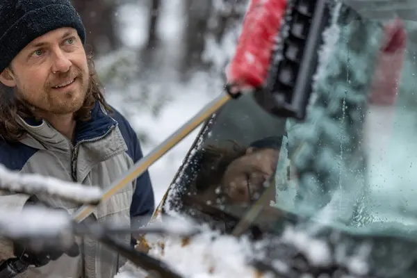 Bir Adam Kar Fırçasıyla Arabanın Camını Temizliyor Gülümsüyor Görevinden Zevk — Stok fotoğraf