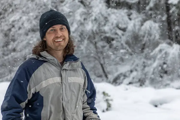 Чоловік Синьо Сірій Куртці Чорний Капелюх Посміхається Снігу Поняття Тепла — стокове фото