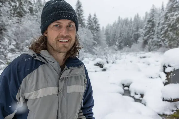 Чоловік Чорному Капелюсі Синьо Сіра Куртка Посміхається Снігу Поняття Тепла — стокове фото