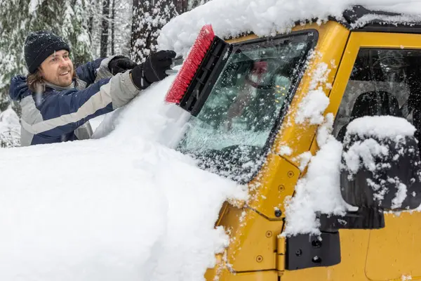 Man Clearing Snow Gold Jeep Man Smiling Enjoying Task — Stock Photo, Image