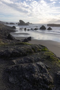 Kayalık bir kıyı şeridi ve bir su kütlesi olan kayalık bir sahil.