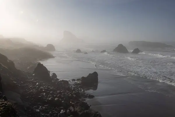 Foggy Beach Rocks Water Rocks Water Create Sense Serenity While — Stock Photo, Image