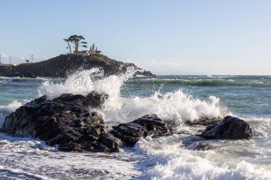 Battery Point Deniz fenerinin güzel manzarası Crescent City California 'da dalgalar ön plana vuruyor..