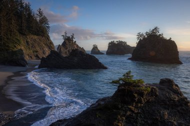 Brookings, Oregon yakınlarındaki Samuel H Boardman Sahne Koridoru 'nda güzel bir öğleden sonra. Burası Gizli Plaj..