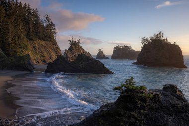 Brookings, Oregon yakınlarındaki Samuel H Boardman Sahne Koridoru 'nda güzel bir öğleden sonra. Burası Gizli Plaj..