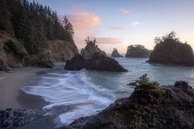 Brookings, Oregon yakınlarındaki Samuel H Boardman Sahne Koridoru 'nda güzel bir öğleden sonra. Burası Gizli Plaj..