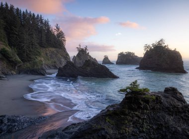 Brookings, Oregon yakınlarındaki Samuel H Boardman Sahne Koridoru 'nda güzel bir öğleden sonra. Burası Gizli Plaj..