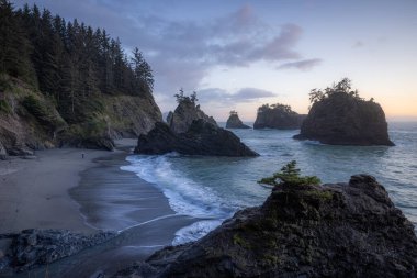 Brookings, Oregon yakınlarındaki Samuel H Boardman Sahne Koridoru 'nda güzel bir öğleden sonra. Burası Gizli Plaj..
