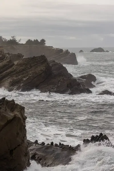 Rocky Shoreline Large Body Water Background Waves Crashing Rocks Creating — Stock Photo, Image