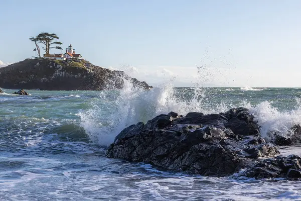 Beautiful View Battery Point Lighthouse Waves Splashing Foreground Crescent City — Stock Photo, Image
