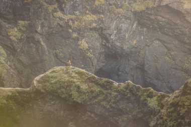 Güney Oregon 'daki Samuel H Boardman Sahne Koridoru' nda, Doğal Köprüler manzaranın sarp kayaları ve yeşilliği nedeniyle en popüler yerlerden biridir..