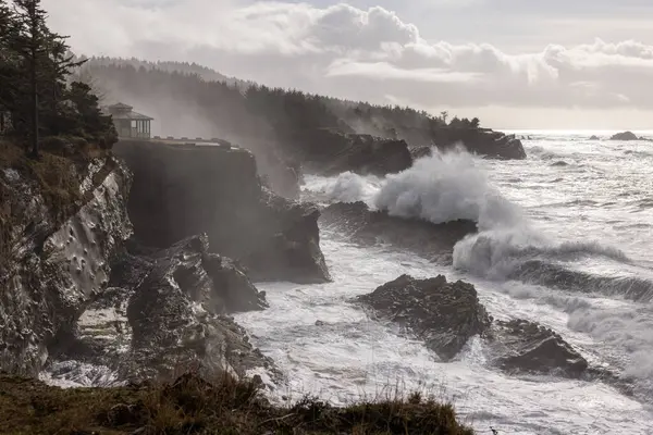 Der Ozean Ist Rau Und Die Wellen Krachen Gegen Die — Stockfoto