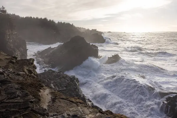 Oceano Está Agitado Ondas Estão Bater Contra Rochas Céu Está — Fotografia de Stock