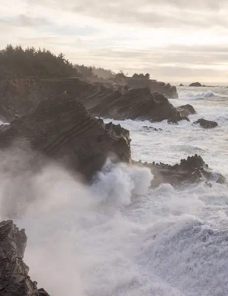 海岸海岸是一个非常受欢迎的地方 可以看到巨浪撞击岩石海岸 — 图库照片