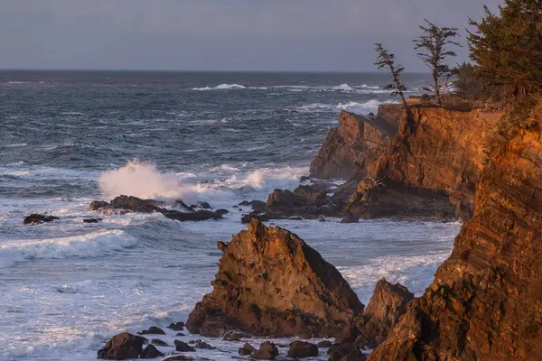 Ocean Rough Rocks Jagged Waves Crashing Rocks Sky Mix Blue — Stock Photo, Image