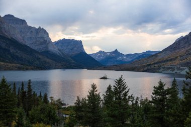 Buzul Ulusal Parkı 'nın en popüler ve manzaralı manzaralarından biri olan St. Mary Gölü' ndeki Goose Adası parkın doğu girişine yakın.