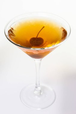 Soğuk Bourbon Manhattan, beyaz arka planda Bordeaux kirazlı.